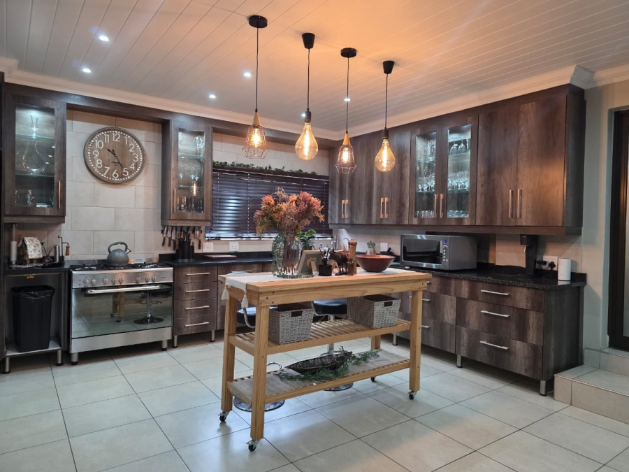 4 Bedroom Property for Sale in Geelhoutpark North West